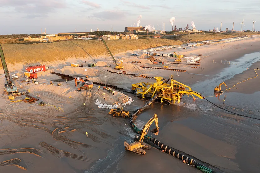 moonfish begraaft zeekabel op strand heemskerk fotograaf jorrit t hoen