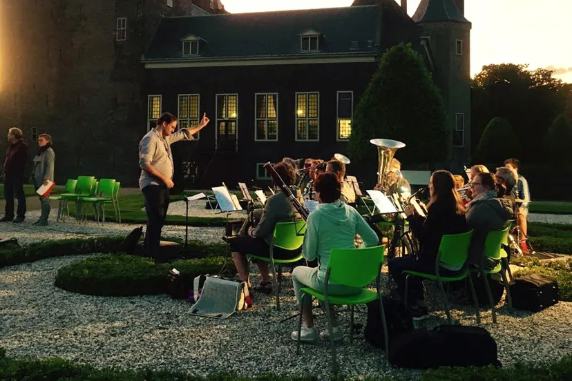 muzikanten repeteren voor schemering in kasteeltuin assumburg