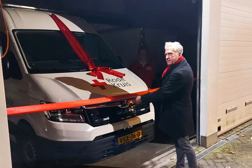 nieuwe bus rode kruis ijmond is feestelijk in gebruik genomen