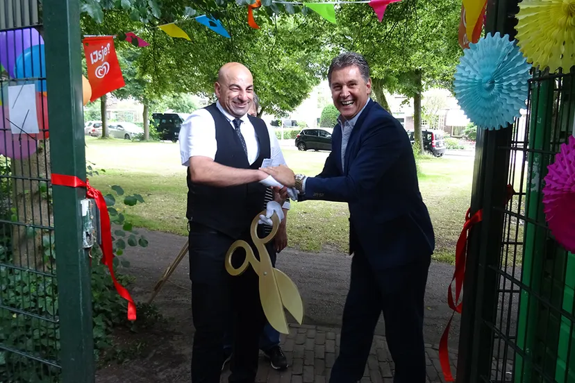 opening midgetgolfbaan heemskerk wethouder aad schoorl en basil kasim persfoto