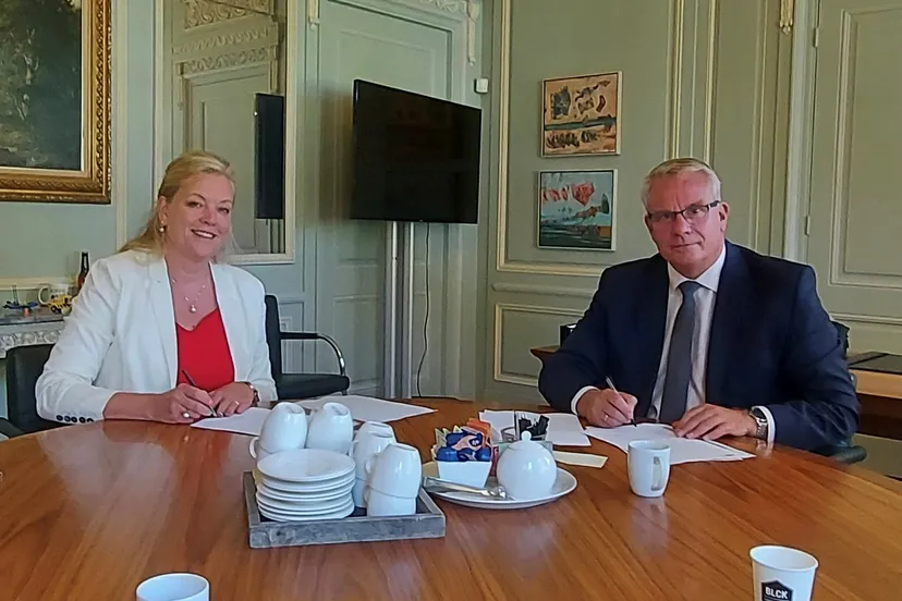 2021 35 ondertekening overeenkomst vlnr nicole mulder en jeroen olthof