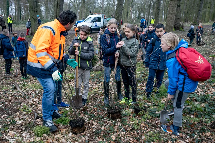 kids aan t planten