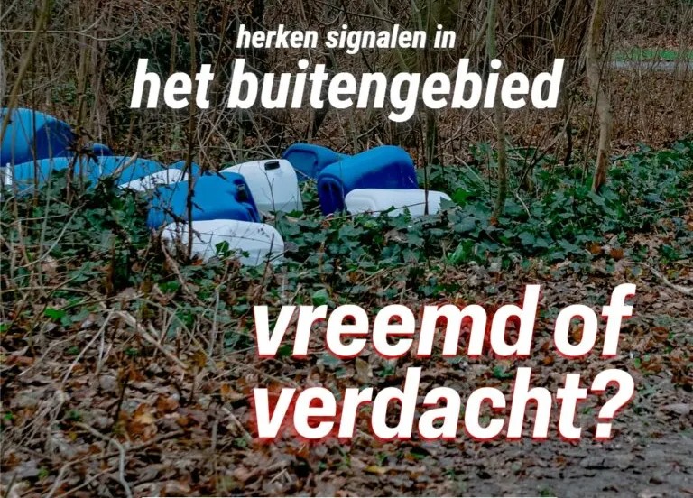 Houd-misdaad-uit-je-buurt-social-1080x1080-beeld-er-liggen-verschillende-blauwe-en-witte-tonnen-in-een-bosachtige-omgeving-het-buitengebied-1-768x768