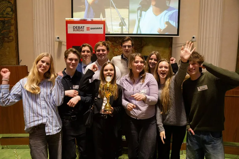 het team van murmellius gymnasium uit alkmaar wint 14 februari 2025 op weg naar het lagerhuis in het provinciehuis in haarlem