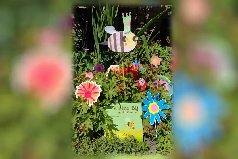 kleine bij zoekt bloemen kopieren achtergrond kopieren