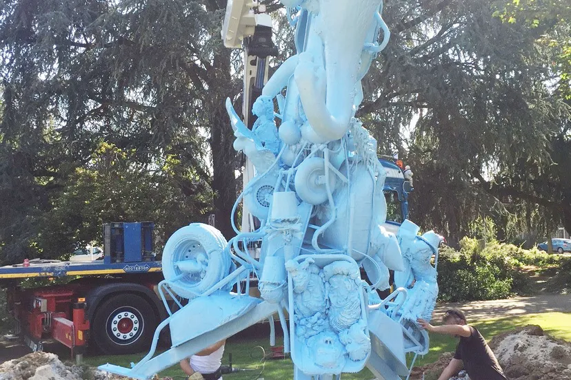 beeld bij bade onthulling rennemig buitenbeeld