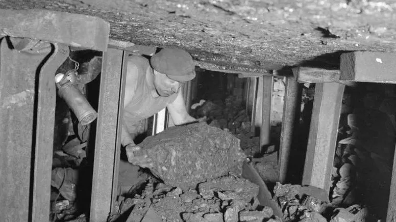 coal miners everyday life in a midlands colliery england uk 1944 d18872 e1481809825515