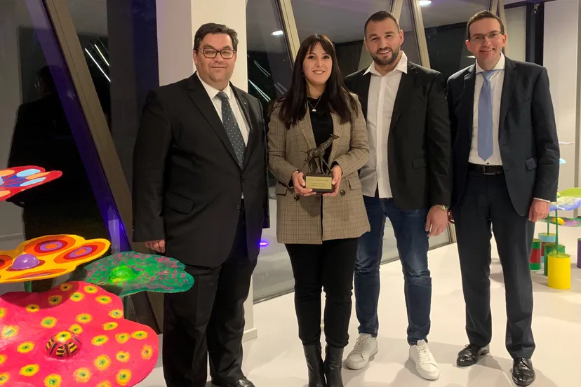 deems wint de giraffe award e1542806948681