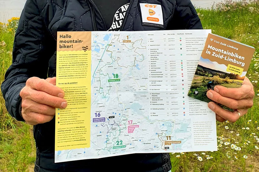 eerste exemplaar mtb brochure en a3 insteekkaart met bart brentjens 2
