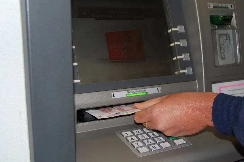 geld pinnen rechtenvrije foto e1488988677888