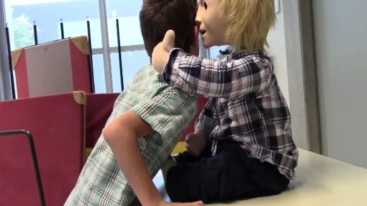 jonathan knuffelt met autismerobot kaspar 3