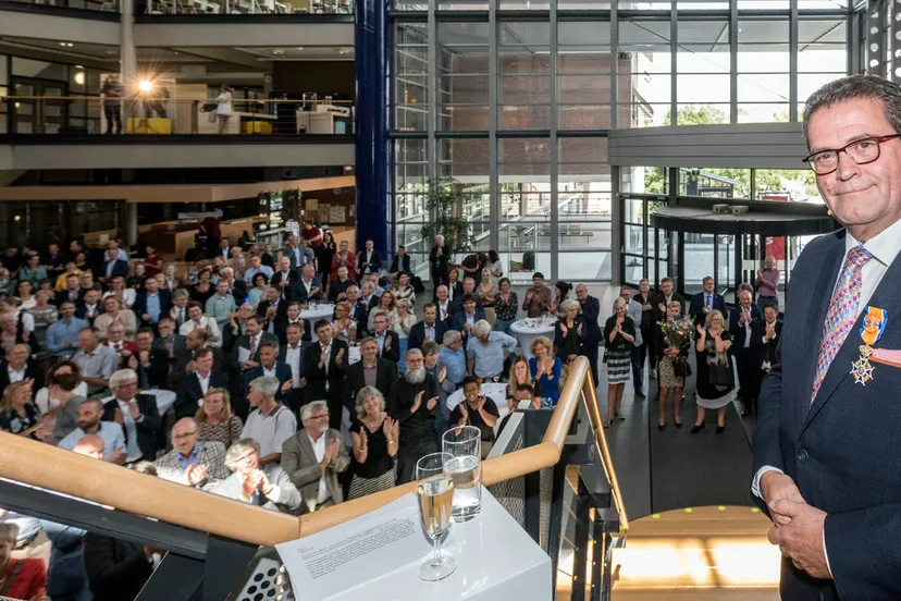 karel van rosmalen met personeel op achtergrond e1500035255371