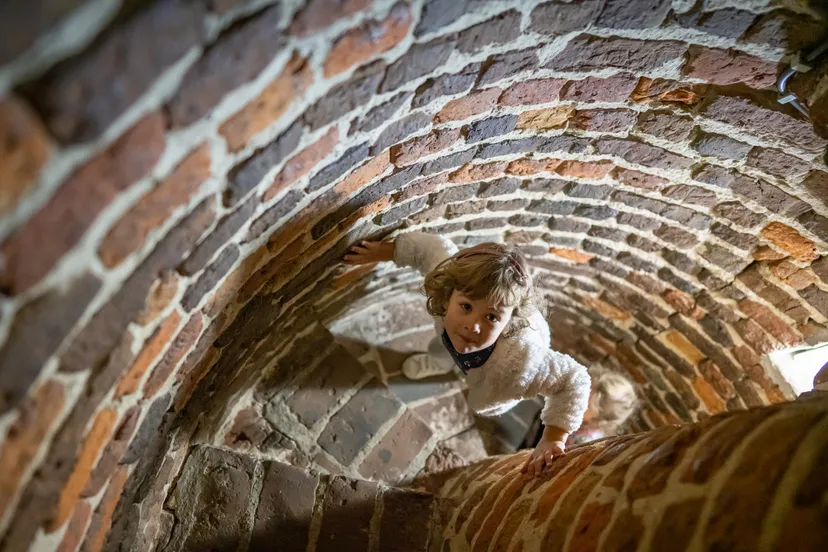 meisje beklimt middeleeuwse toren