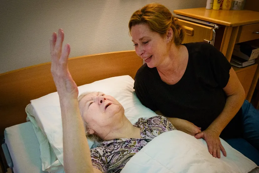 mevrouw briggen geniet samen met zorgverlener helga mathijssen van de qwieksnooze 1280x719