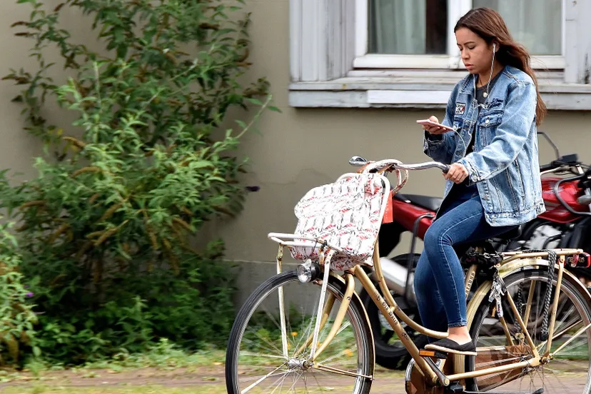 mobieltje op fiets facemepls via flickr