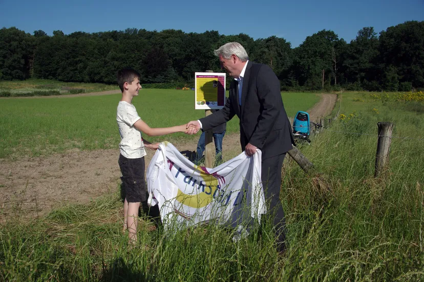 onthulilng bord bijenweide