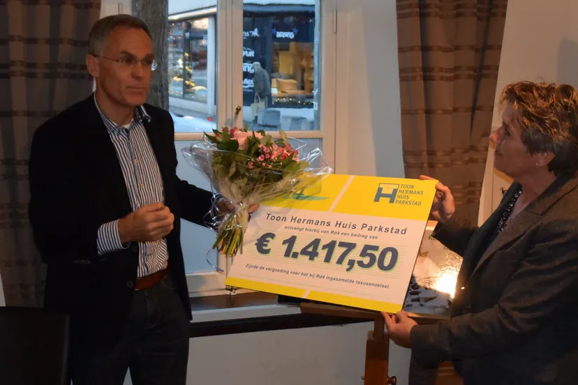 overhandiging cheque toon hermans huis parkstad 14 december 2015 1 e1450801461162