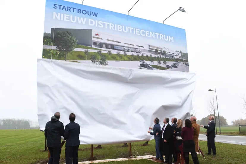 persfoto start bouw nieuw distributiecentrum heerlen medtronic ceva e1479229952690