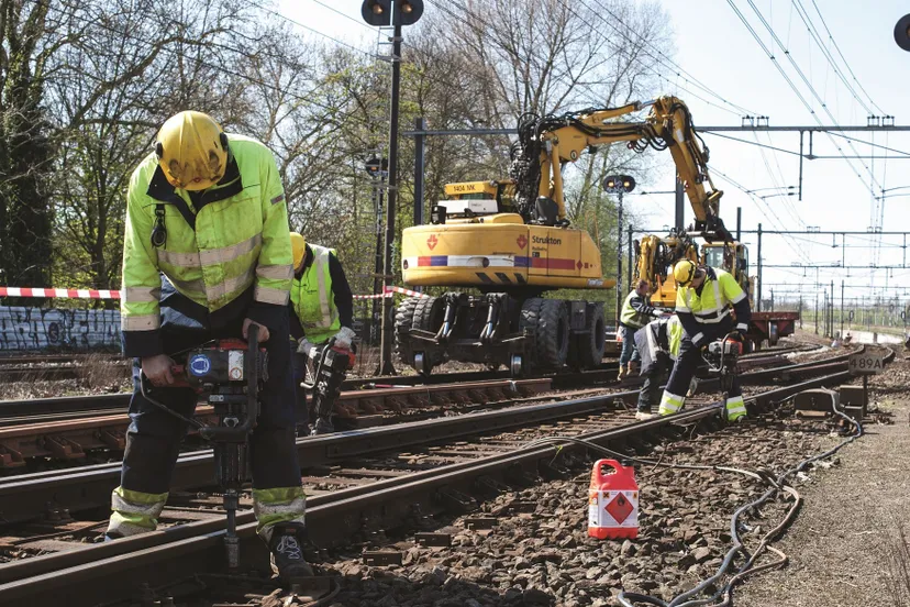 reparatiewerkzaamheden na aanrijding bij singelgracht in amsterdam 300dpi 352x234mm c e1435136302236