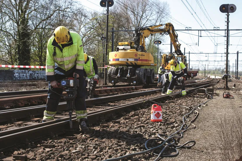 reparatiewerkzaamheden na aanrijding bij singelgracht in amsterdam 300dpi 352x234mm c