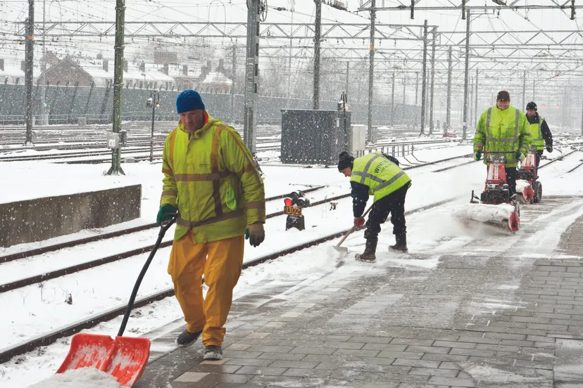 sneeuwvrij maken van perrons op station utrecht centraal 300dpi 293x195mm c e1484252322301