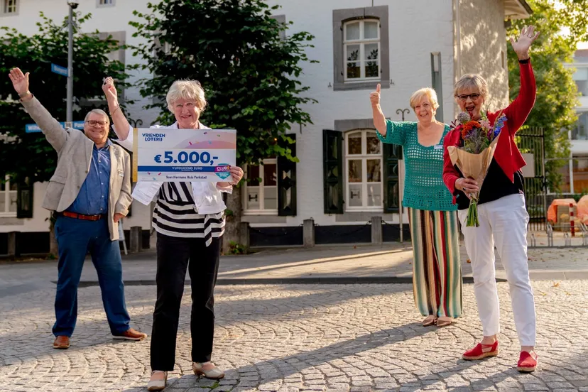 toon hermans huis parkstad ontvangt cheque van 5000 euro van vriendenloterij 1280x719 1