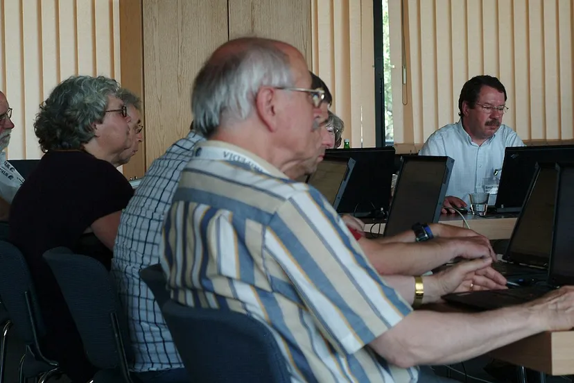 wikipedia in senioren internetcafes 014