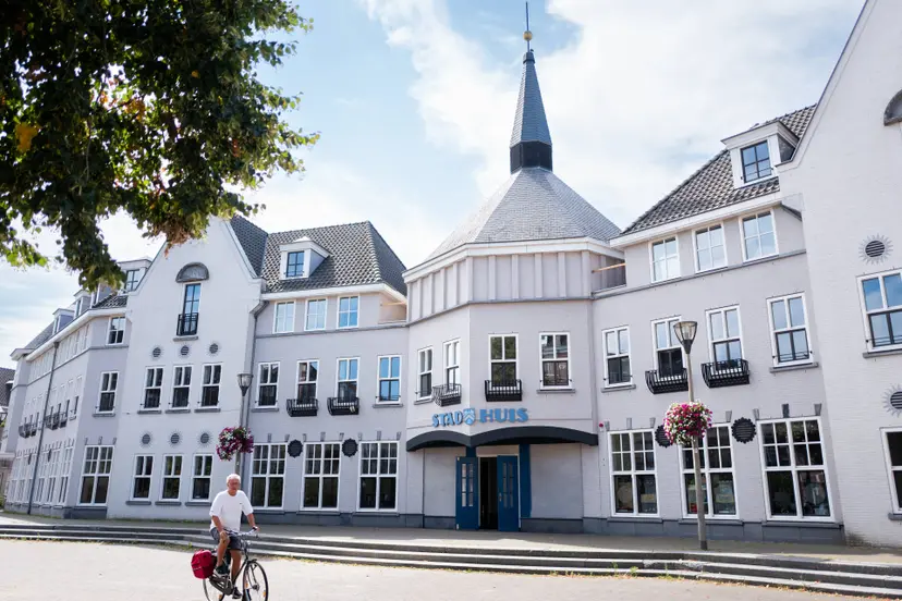 260804 3865 Fontein en stadhuis in Brandevoort