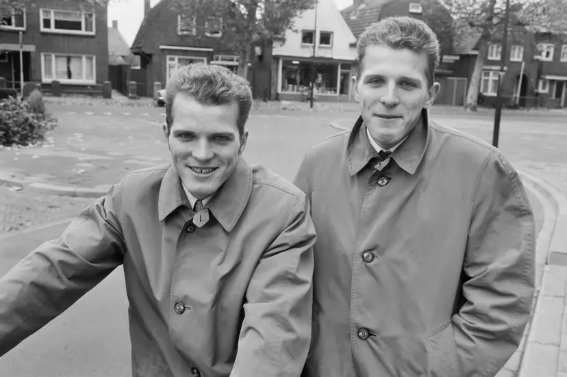 691104 0487 231 Willy en René van de Kerkhof op de brommer