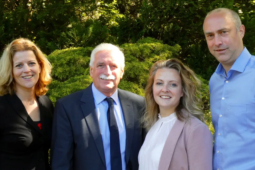 1 presentator met gasten rbt