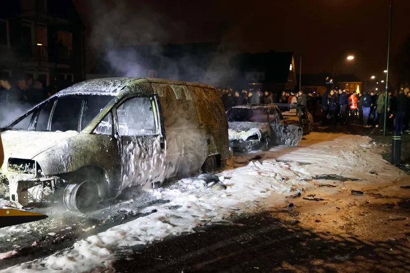 2022 01 01 fpmb0688 veen witboomstr 4 autos in brand gestoken