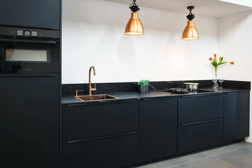 afbeelding 1 foto zwarte keuken