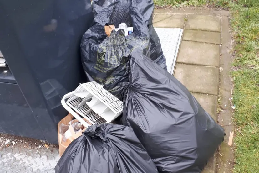 csm afval naast ondergrondse container de6c799357