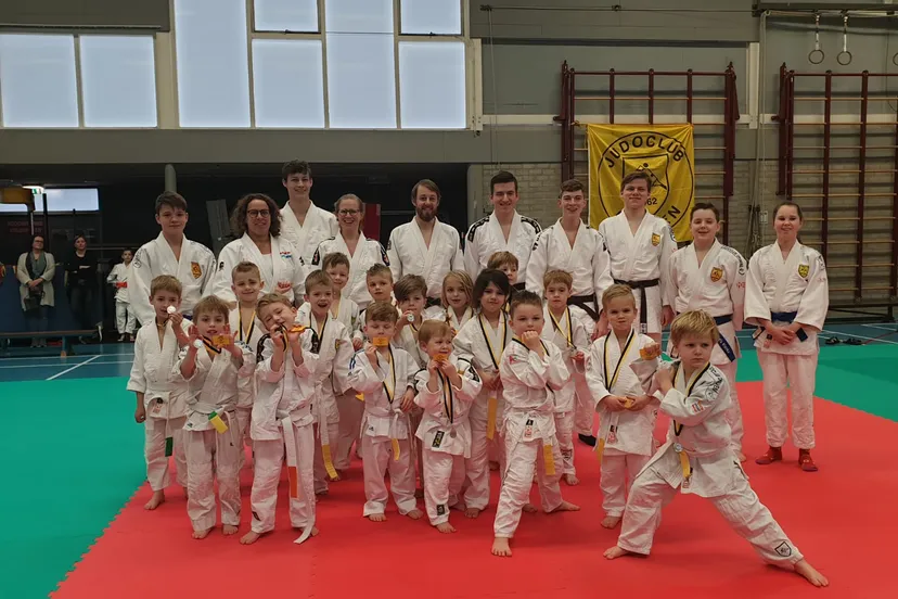 de jongst judokas met begeleiders