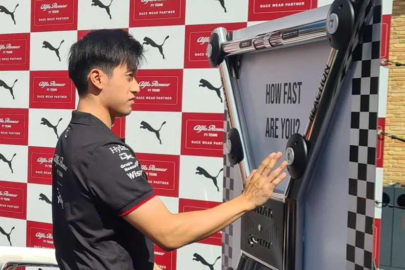 f1 coureur zhou speelt batak 1