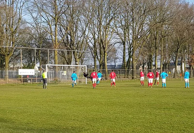 fc drunen keeper van balkom met een knappe redding op een vrije trap