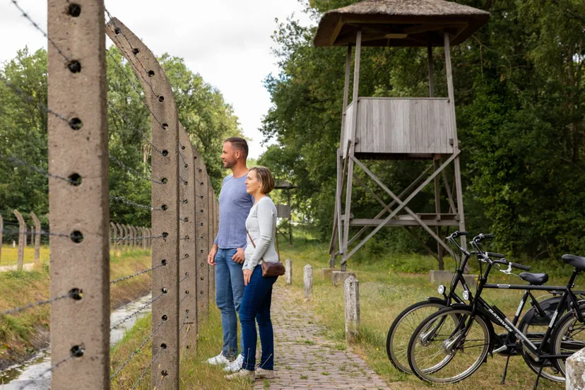 fietesers bij kampgracht nm kamp vught foto visitbrabant scaled