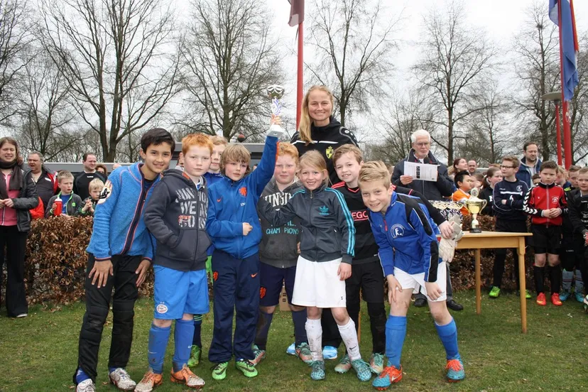 foto 3 prijsuitreiking met dominique vugts