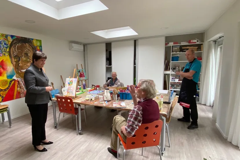 foto bezoek commissaris van de koning mw adema