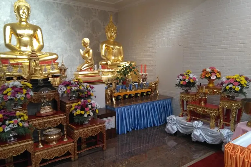 foto boeddhistische tempel te waalwijk met boeddha beelden