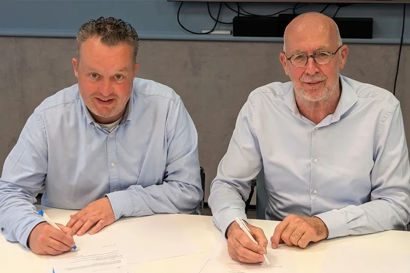 foto ondertekening samenwerking pieter hermsen en wilco de vries