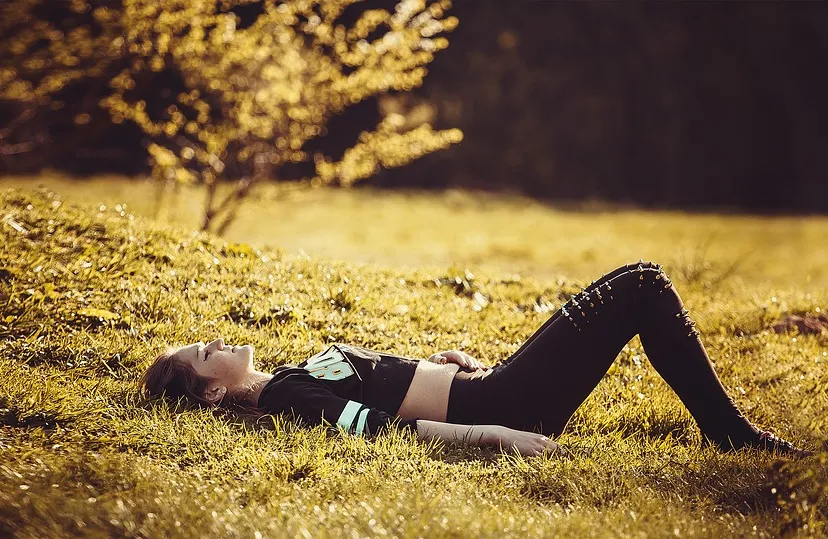 girl lying on the grass 1741487 960 720