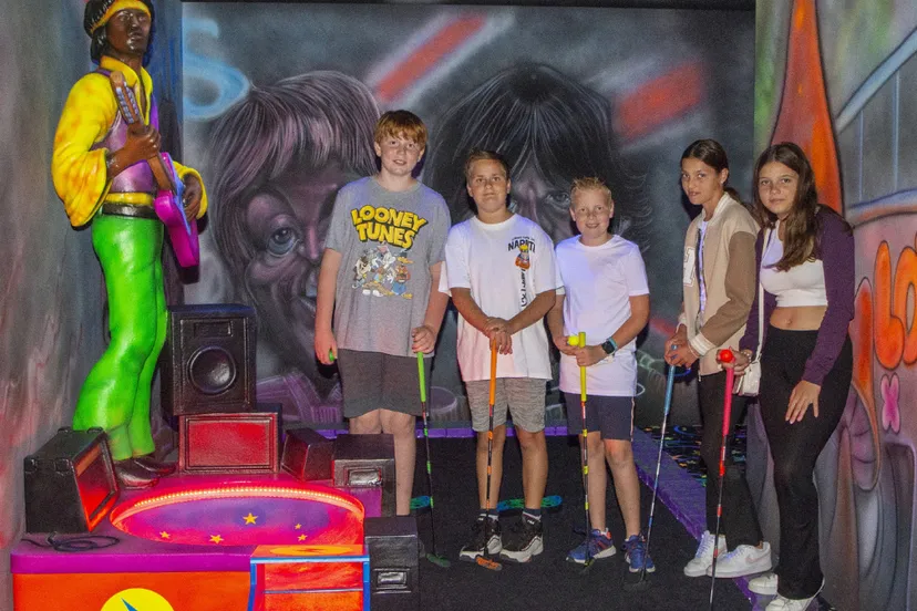 glow in the dark midgetgolf 2022