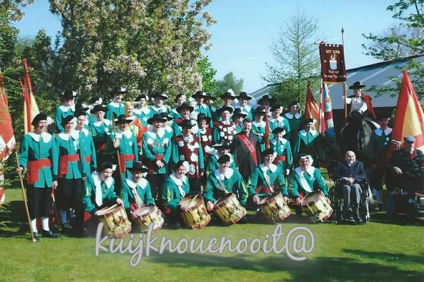 groepsfoto gilde in de tuin van leo v dommellen
