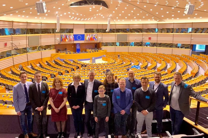 groepsfoto jongdmp bezoek europees parlement