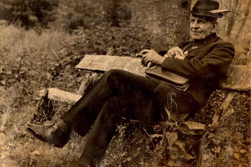 hewndrik knoop met veer op hoed