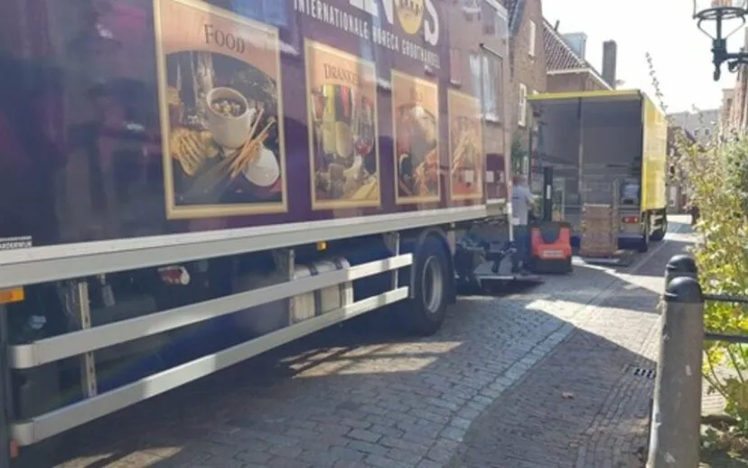 huidige situatie vrachtwagens blokkeren de drietrompetterstraat 915x518 1