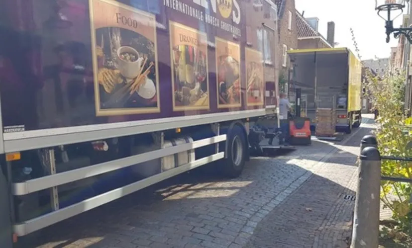 huidige situatie vrachtwagens blokkeren de drietrompetterstraat