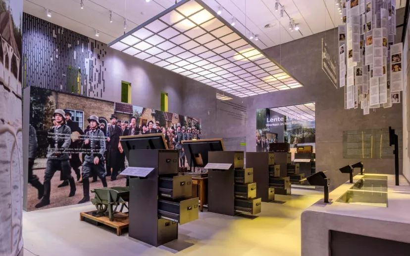 impressie expositie in opbouw 1 nm kamp vught foto jan van de ven 915x518