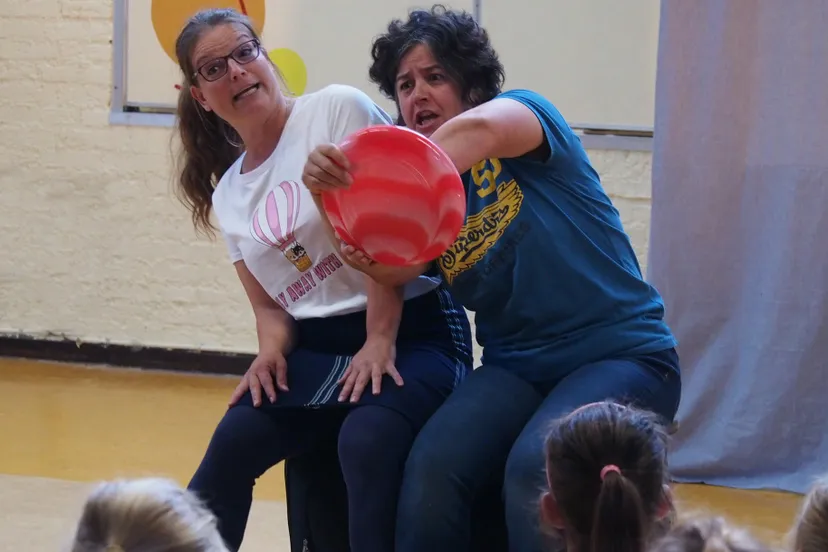 in de wolken met een koffer